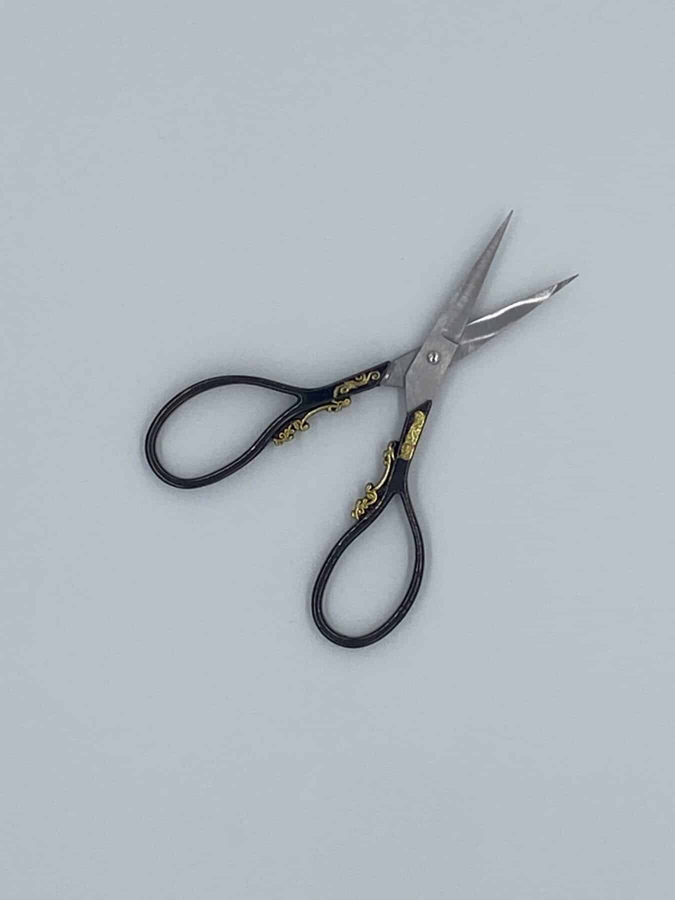 Elegante vintage schaar met sierlijke handvatten, ideaal voor ambachten en textielkunst