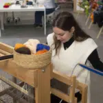 Persoon aan het werk op een Marka Weefgetouw