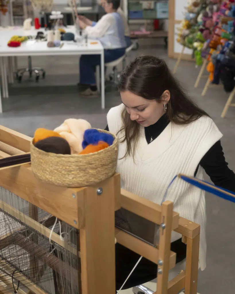 Persoon aan het werk op een Marka-weefgetouw