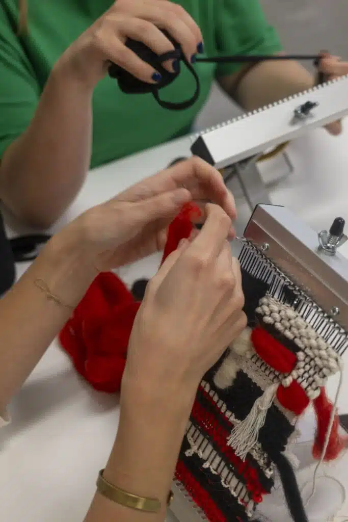 Deelnemers workshop aan het werk op een Mirrix weefgetouw